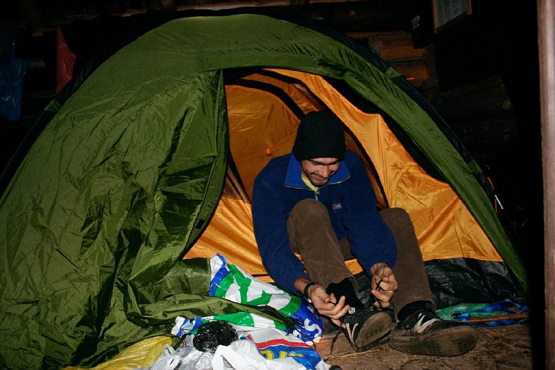 rudawy-32.jpg - Tomasz był jednym z trzech szczęśliwców śpiących w namiocie: było tam o wiele cieplej niż w schronie...